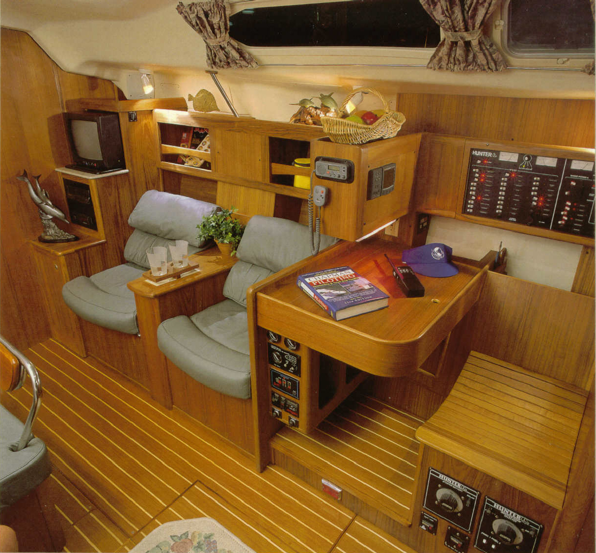 Hunter 460 Nav Station